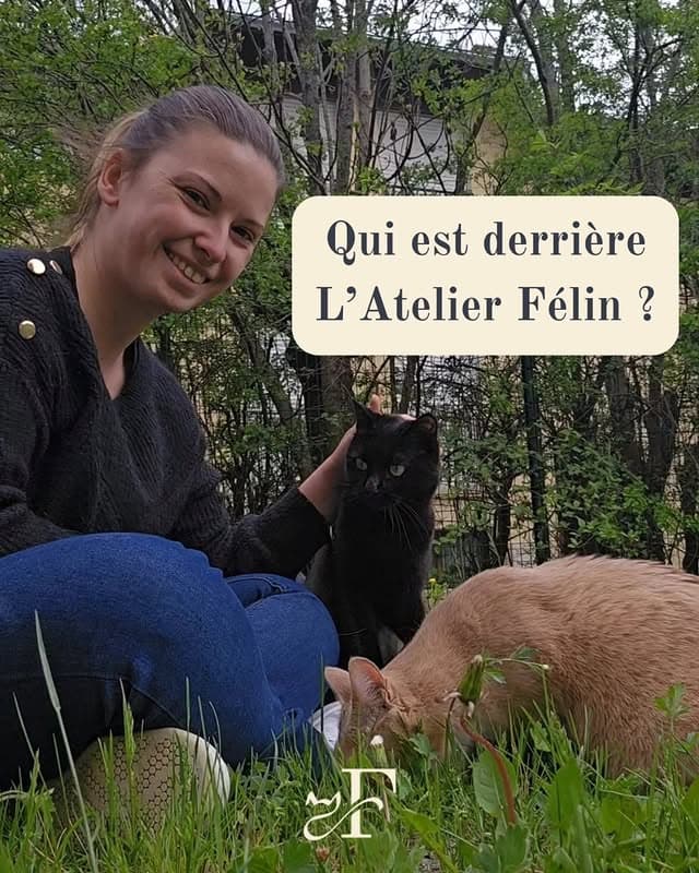 Lorena avec ses chats Cacahuète et Smarties